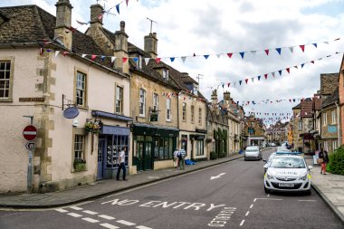Corsham, İngiltere'de: bir kişi Corsham, İngiltere'de 17 Temmuz 2015 Corsham, İngiltere'de Tarih güneyinde eski bir köy bir sokakta Bisiklete biniyor.