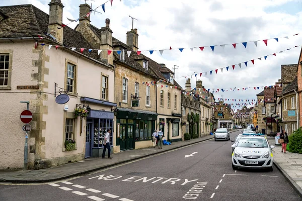Corsham, İngiltere'de: bir kişi Corsham, İngiltere'de 17 Temmuz 2015 Corsham, İngiltere'de Tarih güneyinde eski bir köy bir sokakta Bisiklete biniyor.