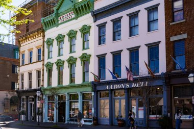 Charleston, SC - 29 Mart 2019: Sabahleyin Battery boyunca evler. Charleston, Güney Carolina, ABD