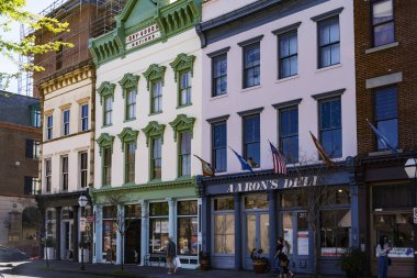 Charleston, SC - 29 Mart 2019: Sabahleyin Battery boyunca evler. Charleston, Güney Carolina, ABD