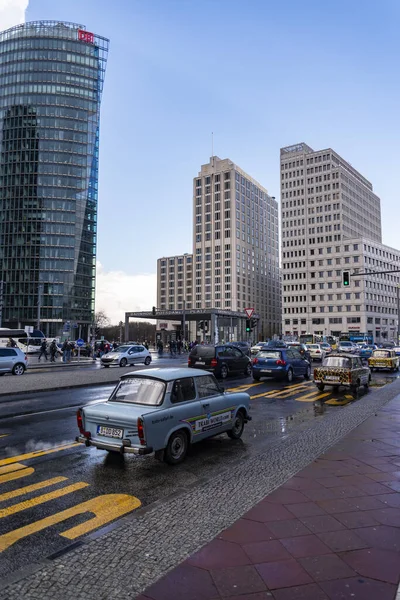 Berlino Germania Aprile 2015 Traffico Trabant Auto Vicino Moderno Edificio — Foto Stock