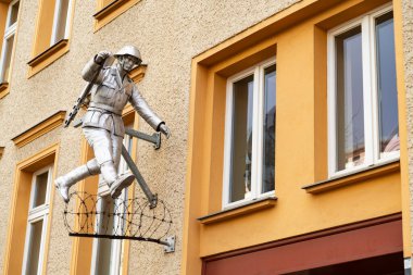 Berlin, Almanya - 3 Nisan 2015: Berlin, Almanya 'da Mauerspringer Duvarı atlayıcısı olarak adlandırılan heykel. Heykel, 1961 'de bir Doğu Alman askerinin iltica etmesine bir övgü niteliğindeydi..