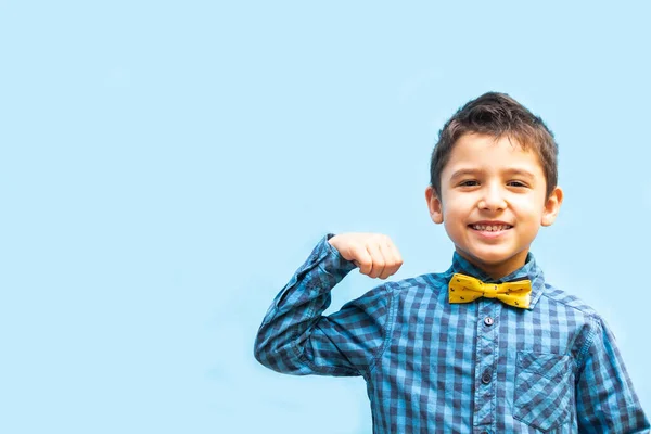 Muestra Fuerza Con Gesto Retrato Hermoso Niño Sobre Fondo Azul —  Fotos de Stock