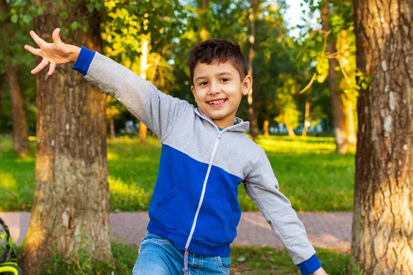 Счастливый Мальчик Лет Гуляет Парке Летом — стоковое фото
