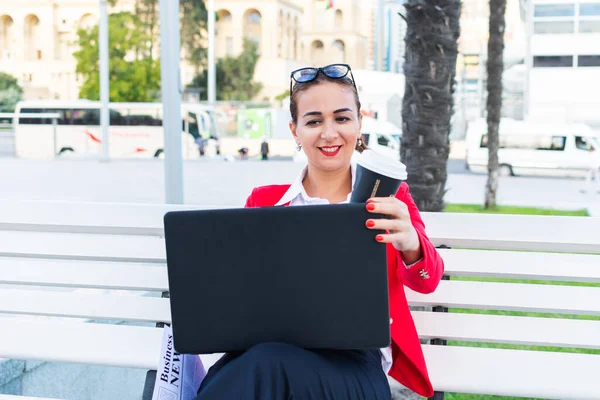 Happy Business Woman Laptop Sitting Park Woman Coffee Looks Her — Foto de Stock