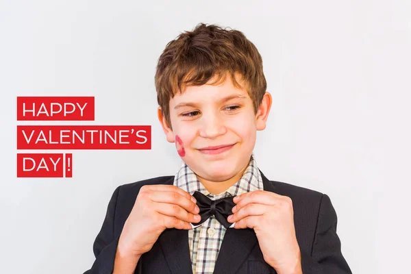 面颊上有唇印的男孩 庆祝情人节的概念 — 图库照片