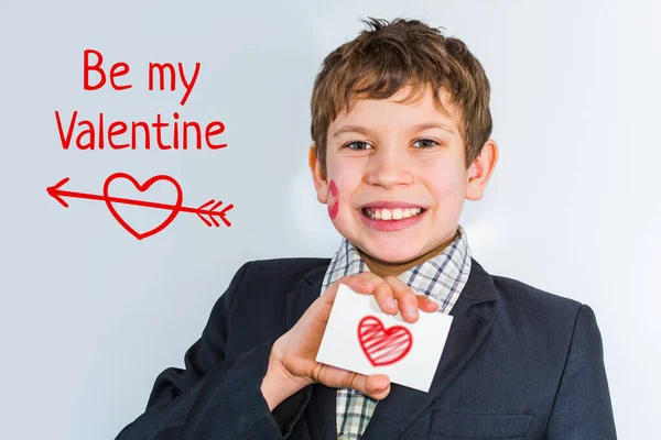 Adolescente Tiene Una Tarjeta Con Corazón Mano Niño Imprimió Lápiz —  Fotos de Stock