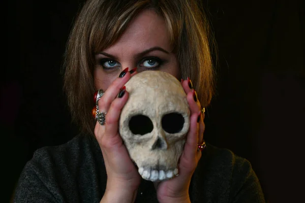 Portrait Witch Woman Skull Her Hand — Stock Photo, Image