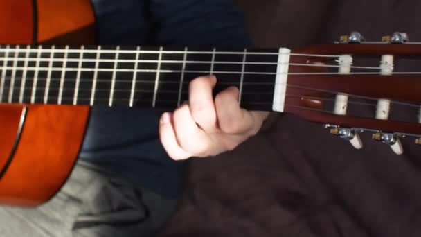 Gitarrenspiel Aus Nächster Nähe Lernakkorde — Stockvideo