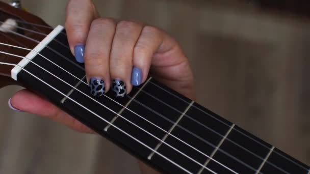 Bir Kadının Eli Yakın Planda Gitarla Akor Çalar — Stok video