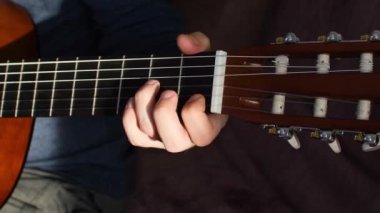 Kişi gitara akor takmayı öğrenir.