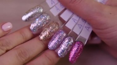 Palette parlak jöle gölgeleri var. Bir kadın bir renk seçer..