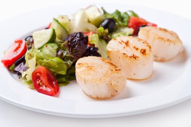 tarağı beyaz bir tabak salata