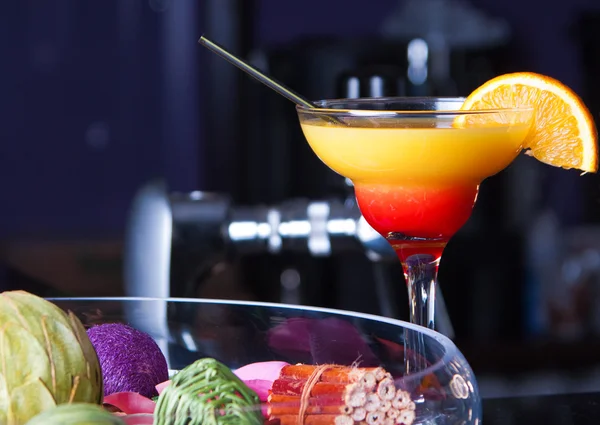 turuncu bir saman ile kokteyl