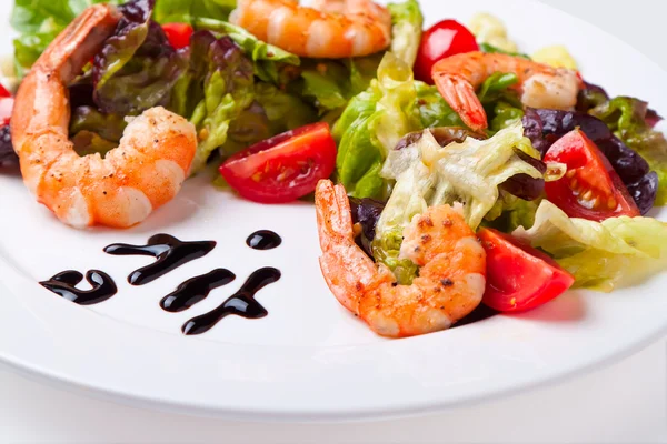 Salade de pétoncles sur une assiette blanche Photo De Stock