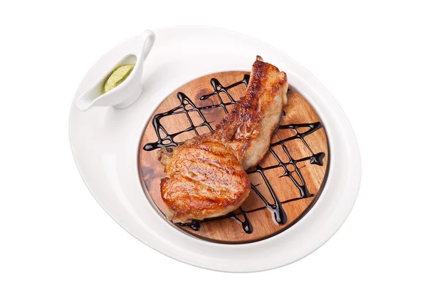 ahşap tahta üzerinde ızgara et parçası