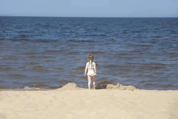 Copil lângă mare — Fotografie, imagine de stoc