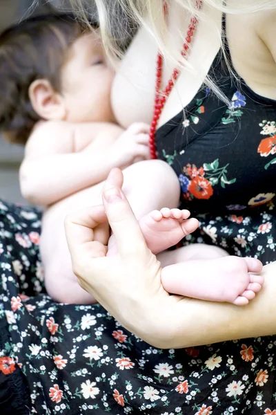 母乳喂养的婴儿 — 图库照片