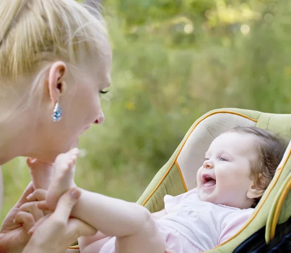 Mamá sosteniendo bebés pies de cerca — Foto de Stock