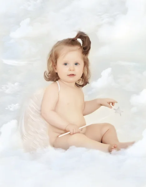 宝宝打扮成一个天使坐在云上 — 图库照片
