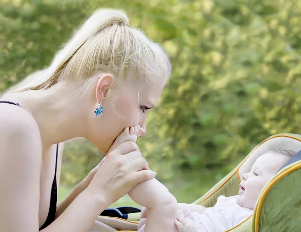 Mami sarutand bebelusi picioare2 — Fotografie, imagine de stoc