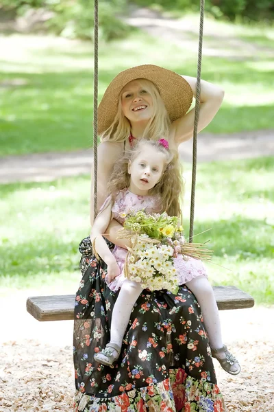 Mère et fille sur la balançoire — Photo