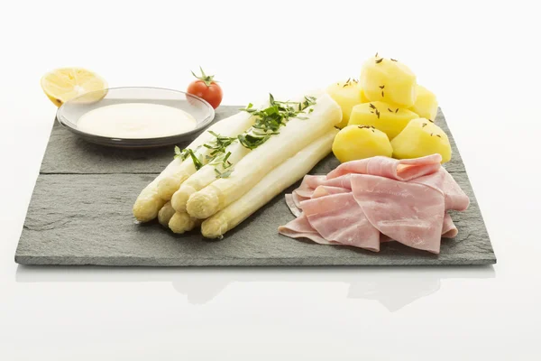 Asparagus with potatoes and ham — Stock Photo, Image