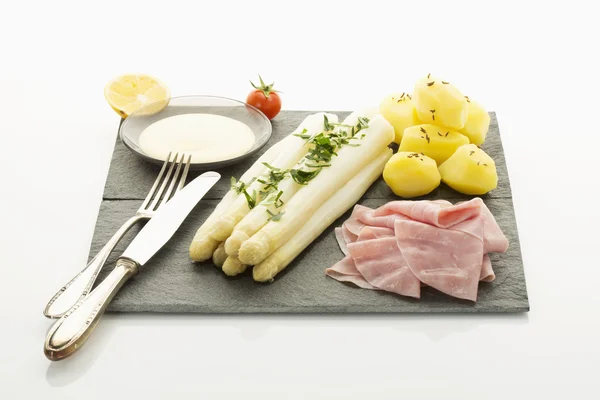 Asparagus with potatoes and ham — Stock Photo, Image