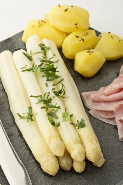 Espargos com presunto e batatas — Fotografia de Stock