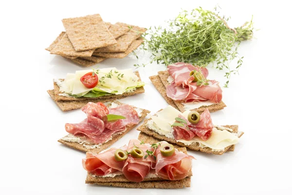 Knäckebrot mit Schinken, Salami und Käse — Stockfoto