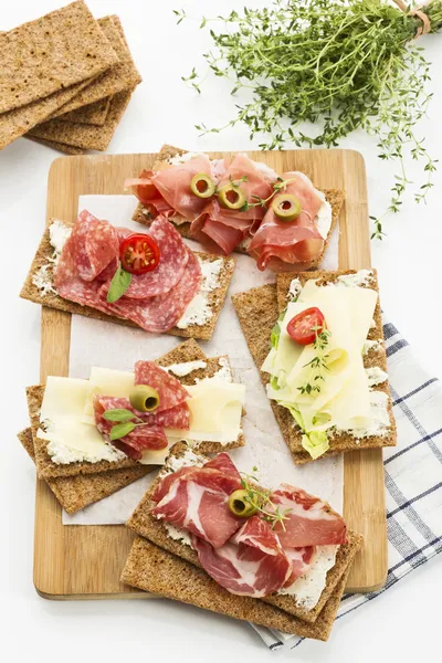 Pan de centeno con jamón, salami y queso — Foto de Stock