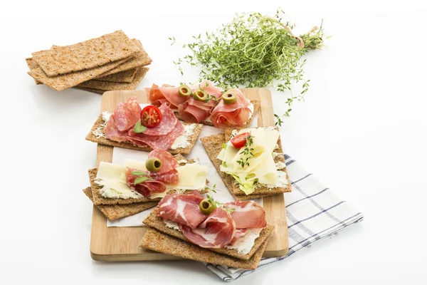 Chleb żytni z szynką, salami i serem — Zdjęcie stockowe