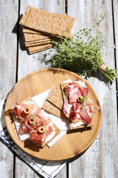 Knaeckebrot mit Wurst und Käse — Stockfoto