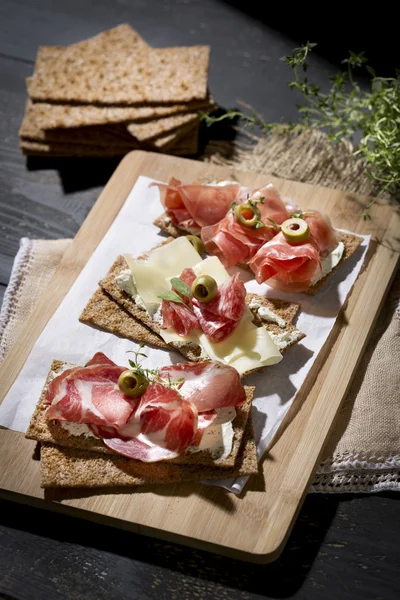 Crispbread com presunto, salame e queijo — Fotografia de Stock