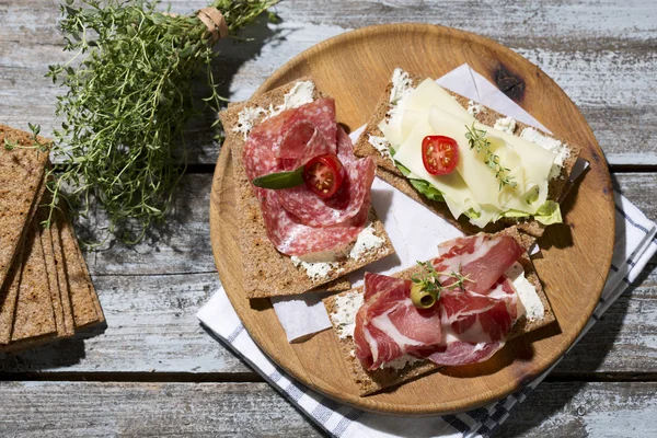 Knaeckebrot mit Wurst und Käse — ストック写真