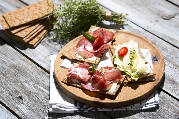 Knäckebrot mit Wurst und Käse — Stockfoto