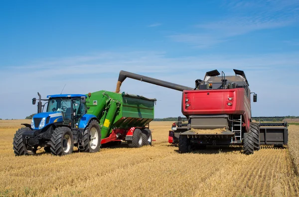 Traktor och kombinera — Stockfoto