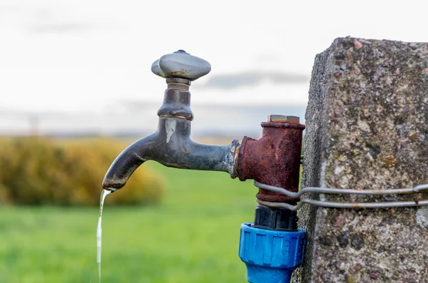 Alter Wasserhahn — Stockfoto