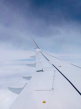 # Mavi gökyüzünde ve bulutlarda #