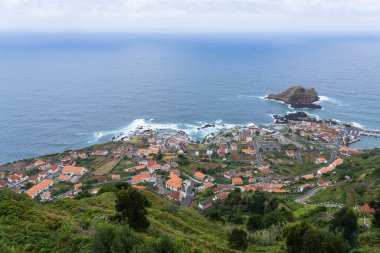 Madeira / Portekiz - 10 Temmuz 2021: Okyanus yüzme havuzları ve konforlu evleriyle küçük kıyı belediyesi Porto Moniz.