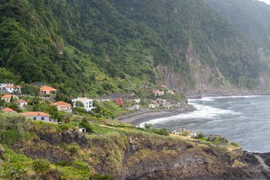 Atlantik Okyanusu 'ndaki Madeira Adası' nın kıyısındaki Seixal kasabasının manzarası.
