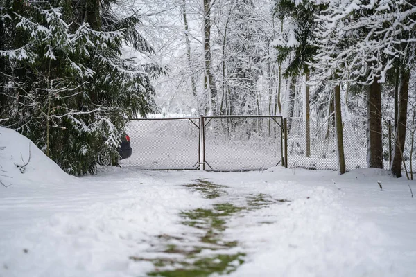 Oczyszczona Ścieżka Śniegu Zamkniętych Bram — Zdjęcie stockowe