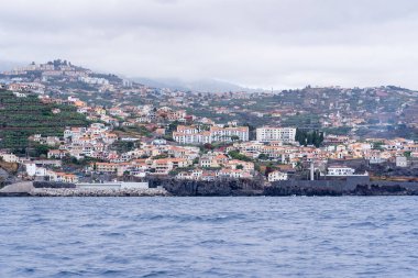 Portekiz, Madeira, Funchal şehrinin deniz manzarası.