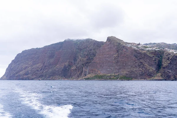 Uitzicht Vulkanische Klif Die Boven Oceaan Uitsteekt — Stockfoto