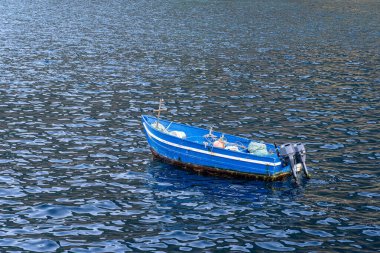 Porto Moniz sahilinde motorlu tekne. Madeira Adası