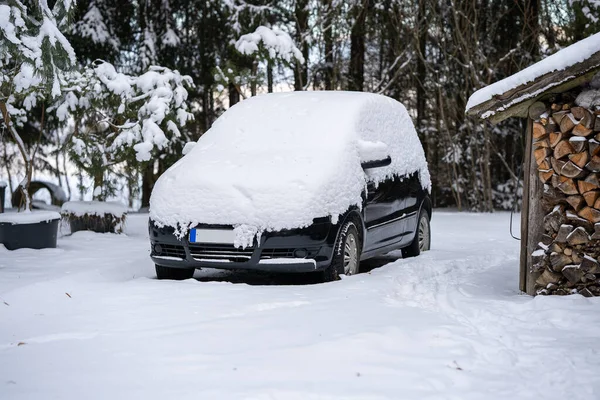 雪のドリフトの下で車 庭の雪に覆われた車 — ストック写真