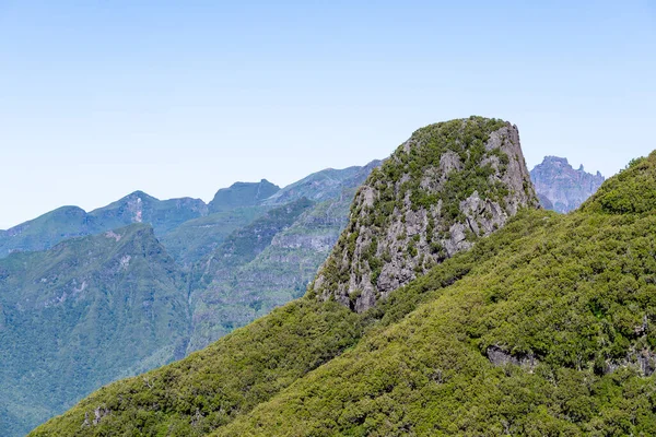 ポルトガル マデイラ島のピコ アリエイロ山への眺め — ストック写真
