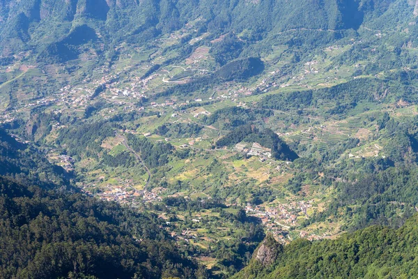 从空中俯瞰小城 从背后俯瞰大山 葡萄牙马德拉岛 — 图库照片