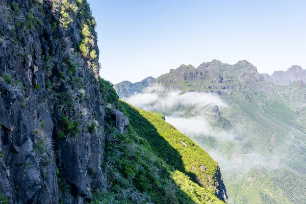 Portekiz 'in Madeira Adası' ndaki dağların manzarası.