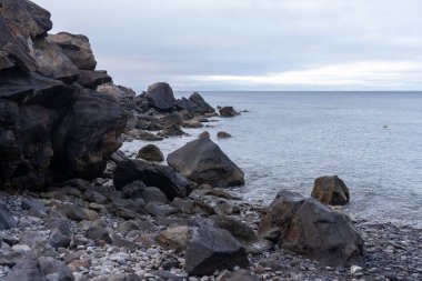 Madeira 'nın doğu kıyısında kayalık bir sahil. Portekiz